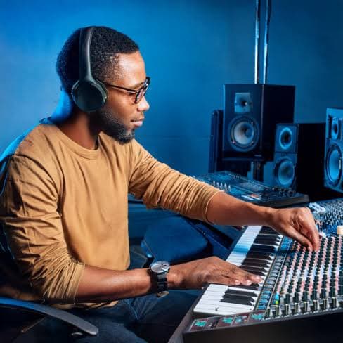 KABOOMKLUB INTERVIEWS: INSIDE THE WORLD OF AN EMERGING PRODUCER